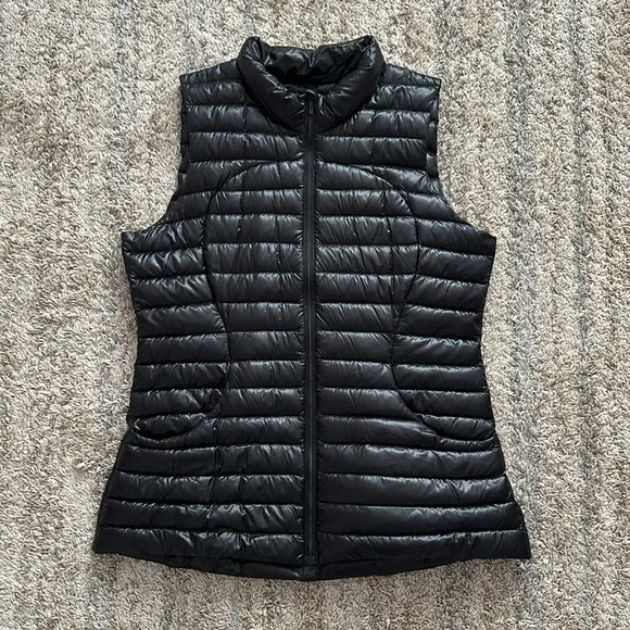 Lululemon Pack It Down Vest in black shine - Picture 2 of 16